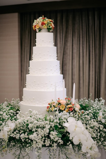 Pastel de bodas blanco con flores