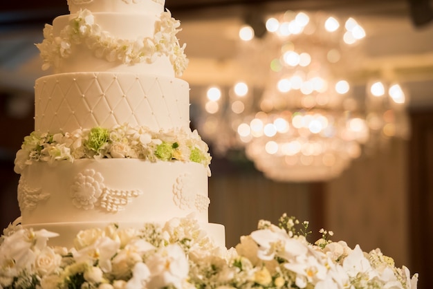 Pastel de bodas blanco con flores