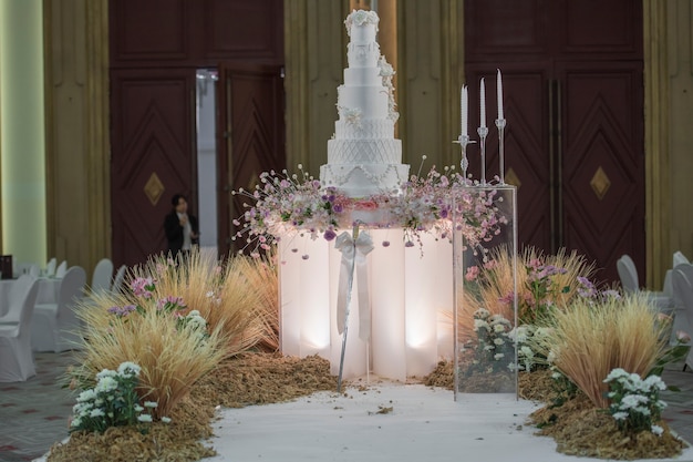 Pastel de bodas blanco con flores