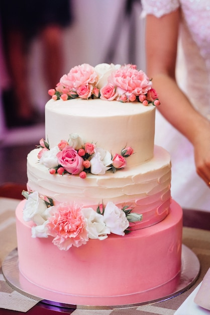 Pastel de bodas en la boda de los recién casados.