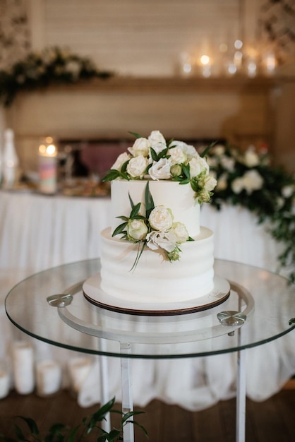 Pastel de bodas en la boda de los recién casados.