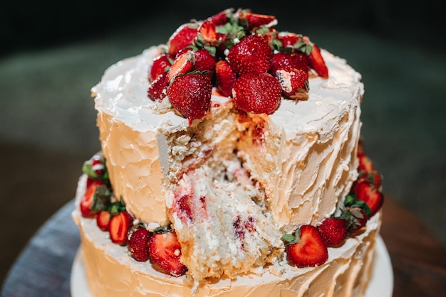 Pastel de bodas en la boda de los recién casados.