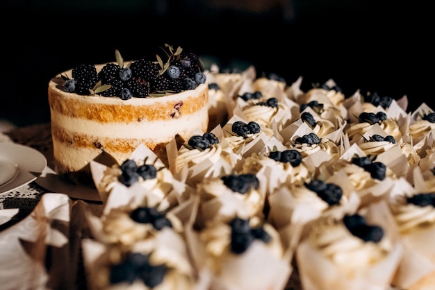 Pastel de bodas en la boda de los recién casados.