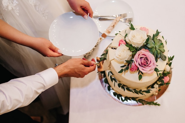 Pastel de bodas en la boda de los recién casados.