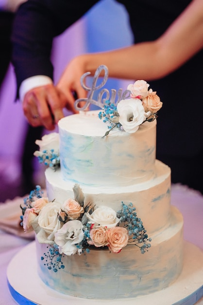 Pastel de bodas en la boda de los recién casados.