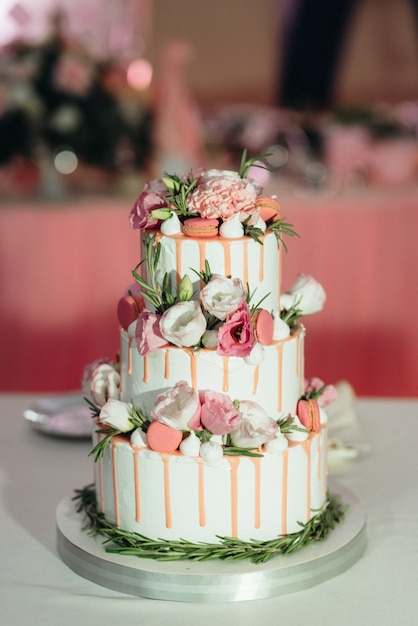 Pastel de bodas en la boda de los recién casados.