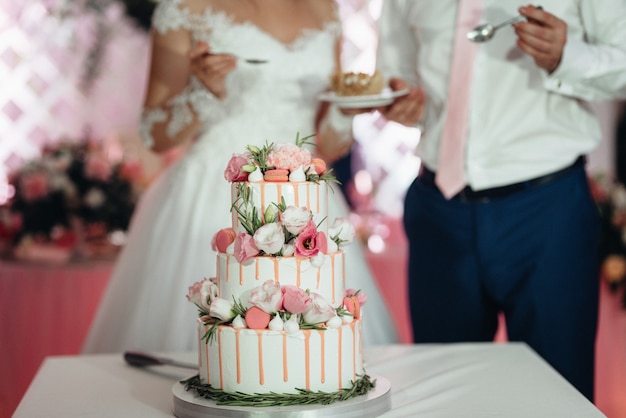 Pastel de bodas en la boda de los recién casados.