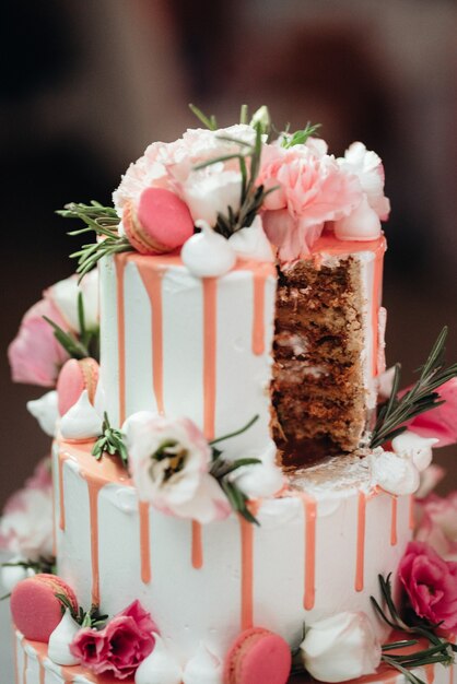 Pastel de bodas en la boda de los recién casados.