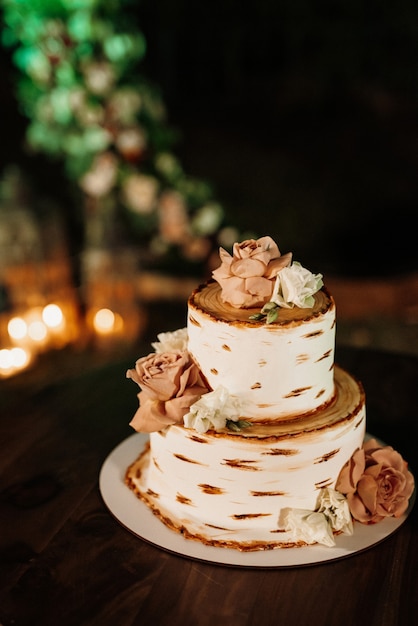 Pastel de bodas en la boda de los recién casados.