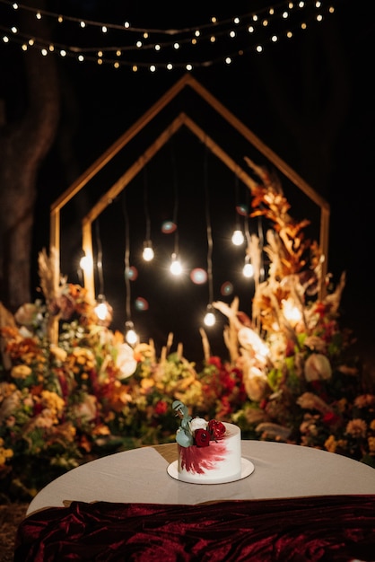 Pastel de bodas en la boda de los recién casados.