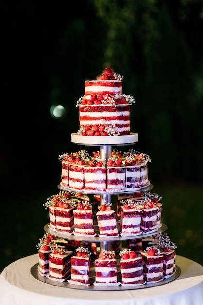 Pastel de bodas en la boda de los recién casados.