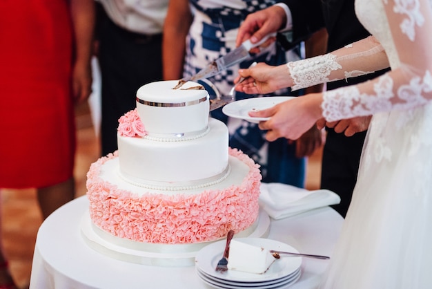 Pastel de bodas en la boda de los recién casados.