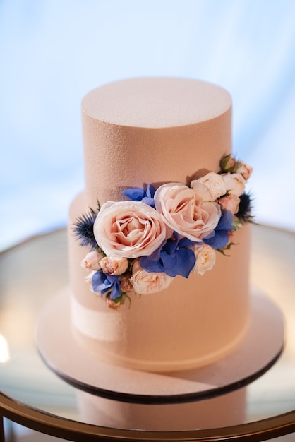 Pastel de bodas en la boda de los recién casados.