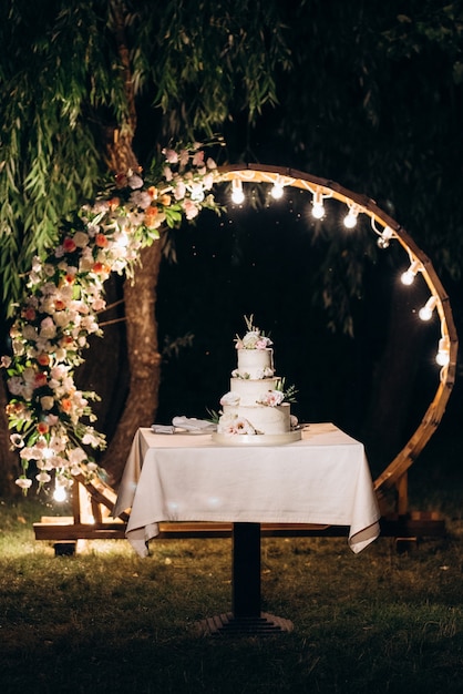 Pastel de bodas en la boda de los recién casados.