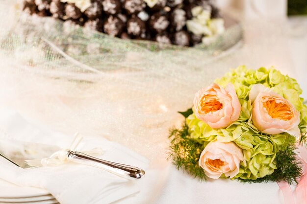 Pastel de bodas de cono de trufa gourmet en la recepción de la boda.