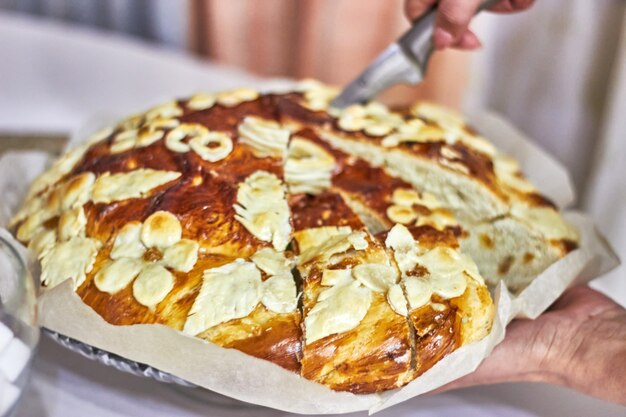 El pastel de bodas se corta con un cuchillo.