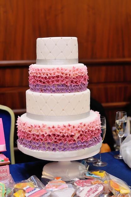 Pastel de bodas de cuatro niveles.