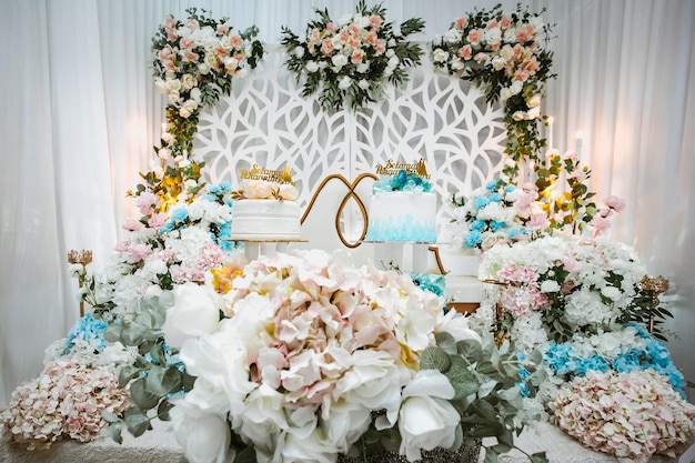 El pastel de bodas. Decorado con flores aisladas con fondo de decoración de boda.