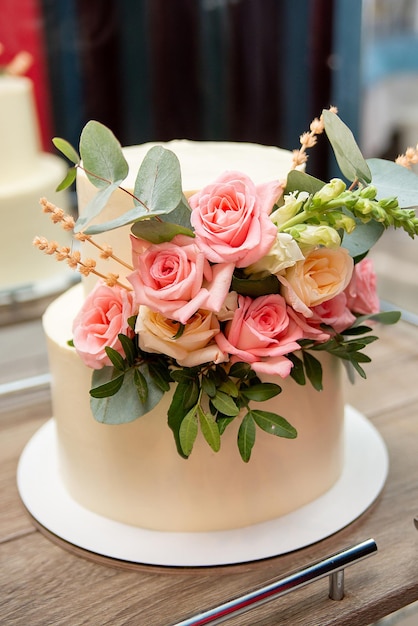 Pastel de bodas decorado con rosas en el concepto de banquete para una agencia de eventos de bodas