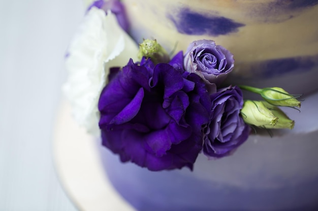 pastel de bodas con flores