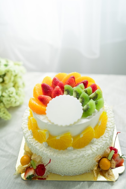 pastel de bodas con fruta fresca