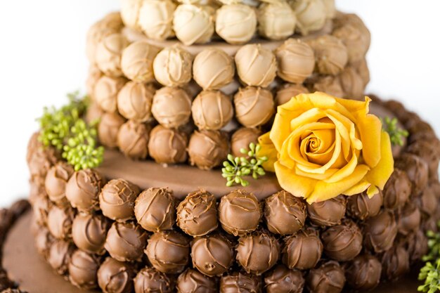 Pastel de bodas gourmet en niveles como pieza central en la recepción de la boda.