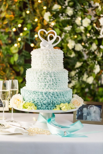 Pastel de bodas gourmet en niveles como pieza central en la recepción de la boda.