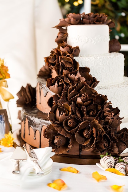 Pastel de bodas gourmet en niveles en la recepción de la boda.