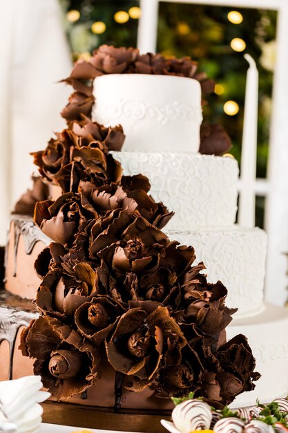 Pastel de bodas gourmet en niveles en la recepción de la boda.