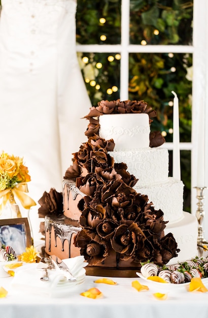 Pastel de bodas gourmet en niveles en la recepción de la boda.