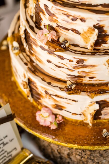 Pastel de bodas gourmet en niveles en la recepción de la boda.