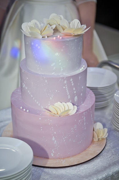 Pastel de bodas lila con flores en tres niveles 2244