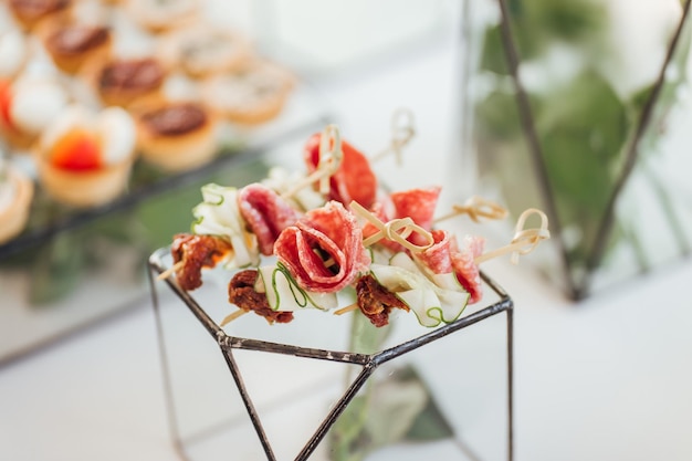 Pastel de bodas y mesa buffet