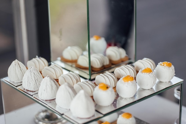 Pastel de bodas y mesa buffet