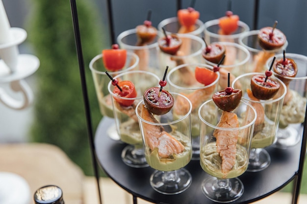 Foto pastel de bodas y mesa buffet