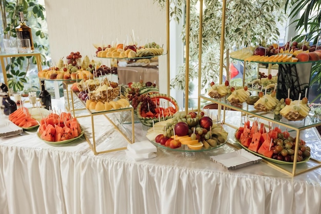 Pastel de bodas y mesa buffet