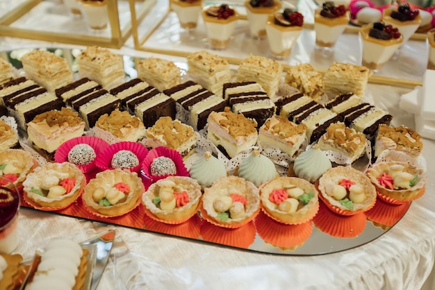 Pastel de bodas y mesa buffet