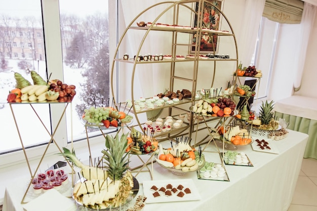 Pastel de bodas y mesa buffet