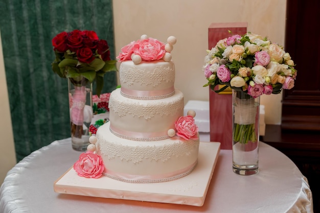 Pastel de bodas en la mesa Postre para invitados