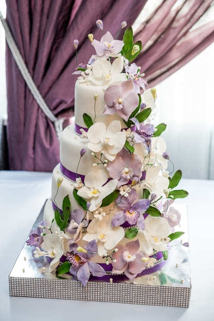 Pastel de bodas con rosas rojas