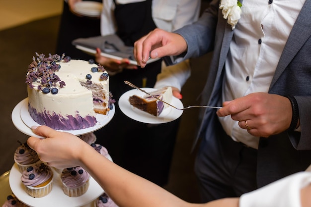 Pastel de bodas de tres niveles con fresas en la mesa