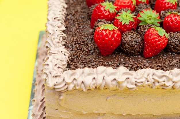 Pastel brigadeiro de chocolate con fresas