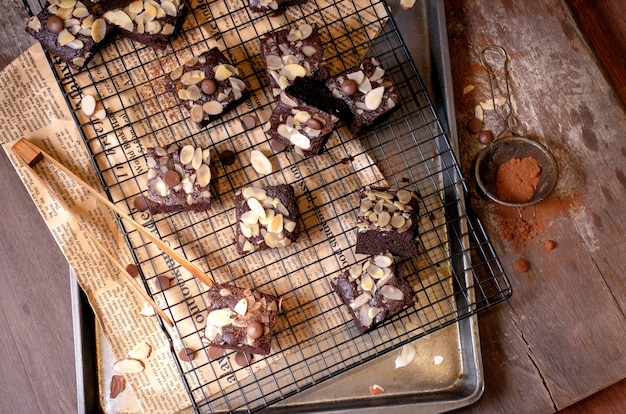 Pastel de brownie de chocolate con nueces sobre un fondo de metal rústico, directamente arriba