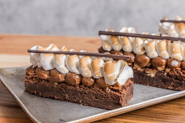 pastel de brownie con merengue en mesa de madera