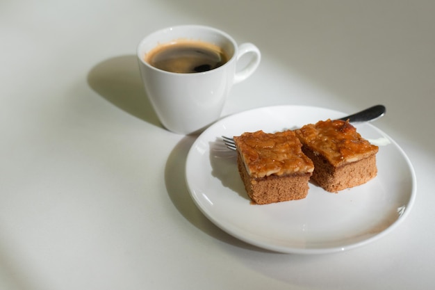 pastel de brownies de caramelo en una mesa