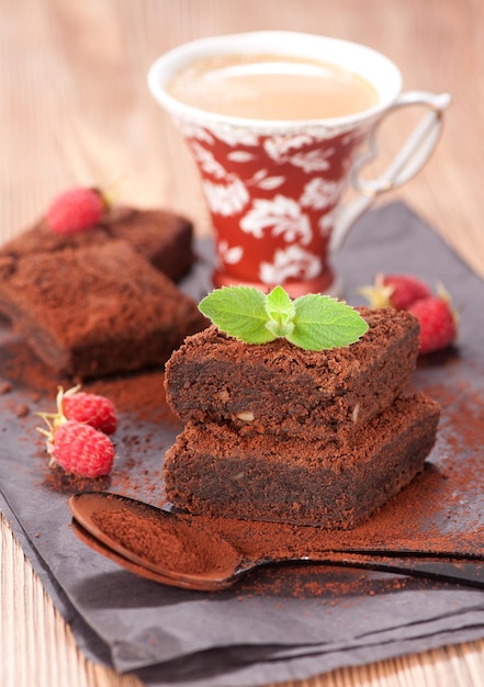 Pastel de brownies de chocolate y taza de espresso