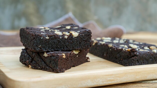 Pastel de brownies en una mesa de madera