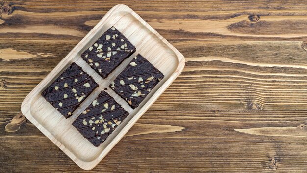 Foto pastel de brownies en una mesa de madera