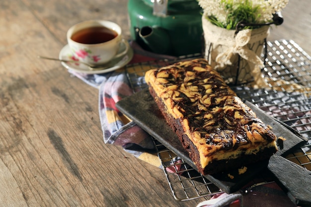 Pastel de brownies de queso y chocolate