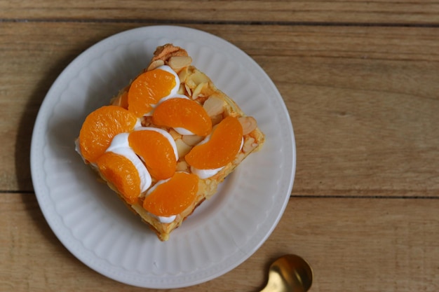 Pastel Budapest con Nata y cubierto con Fruta fresca de Mandarina